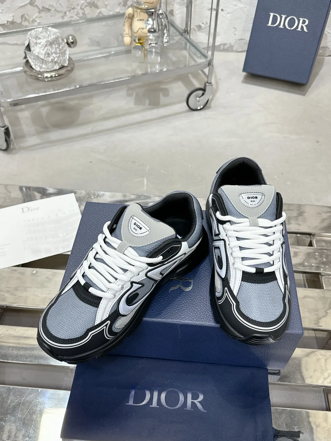 Men's men's shoes 💰600❤️❤️❤️High version Dior Dior's latest color matching B30 series reflective dad sneakers original 17380💰 purchased for development and production Brand new B30 sneakers Dad Shoes style shoes that follow the trend of the retro market The Dior logo on the tongue also indicates that this pair of shoes is the B30 model! B30 uses fine-textured leather and mesh cloth materials to form a shoe body. There are conspicuous letters CD on both sides of the shoe body to indicate identity. Many lines on the shoe body outline details to make the shoes look less monotonous and full of retro flavor. The delivery counter is exquisitely packaged🛍📦 ▪️Fabric: Original customized technical fabric + mesh ▪️Inner lining: Customized breathable lining ▪️Outsole: Original molded IP foam + TPU outsole ▪️Sole thickness: 3.5CM ▪️Size: Women’s size 35-40 / Men’s size 39-46